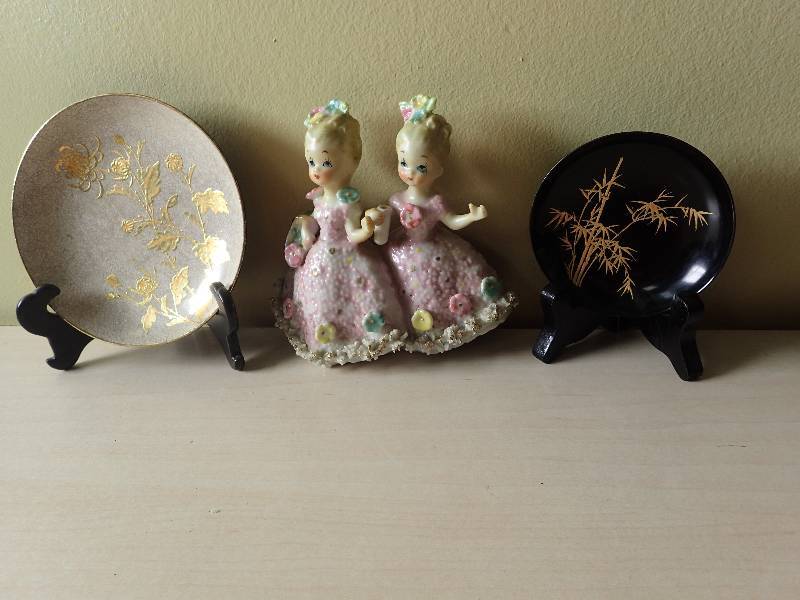lot 6213 image: Collectible Glass Figure And Plate Set
