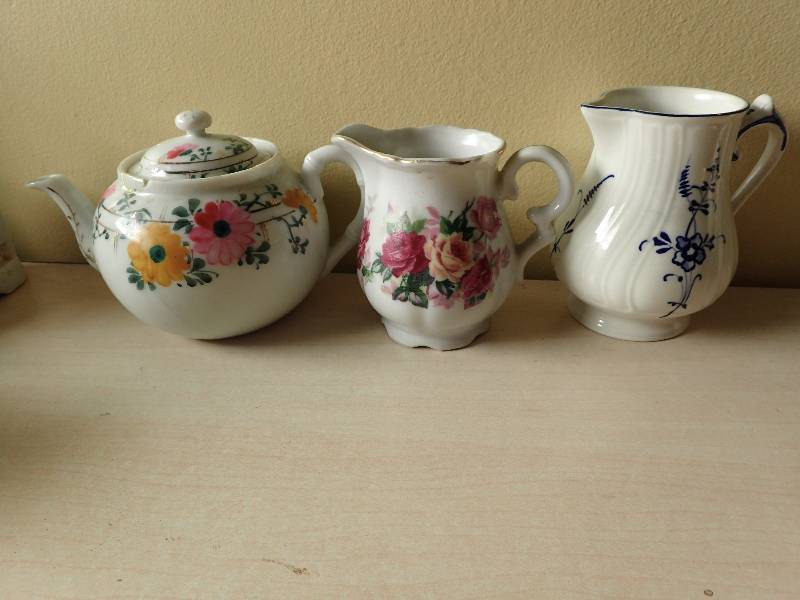lot 6220 image: Lot of Crafted Glass Pottery