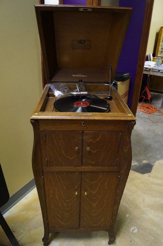 lot 3000 image: Victor Victrola with Beautiful Tiger Oak Cabinet