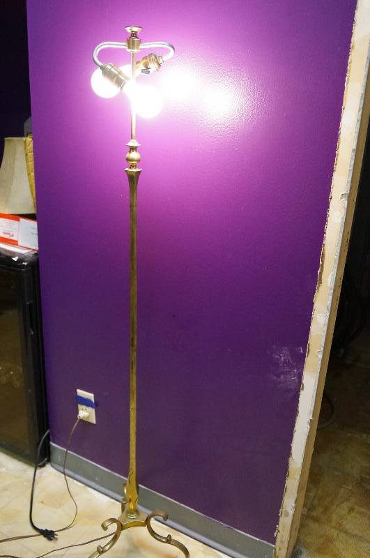 lot 4118 image: Old Solid Brass Floor Lamp - Tested and working