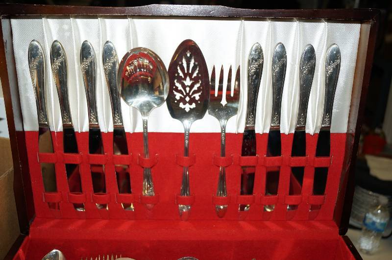 lot 4117 image: 1946 Oneida Queen Bess Silverplate Flatware w box