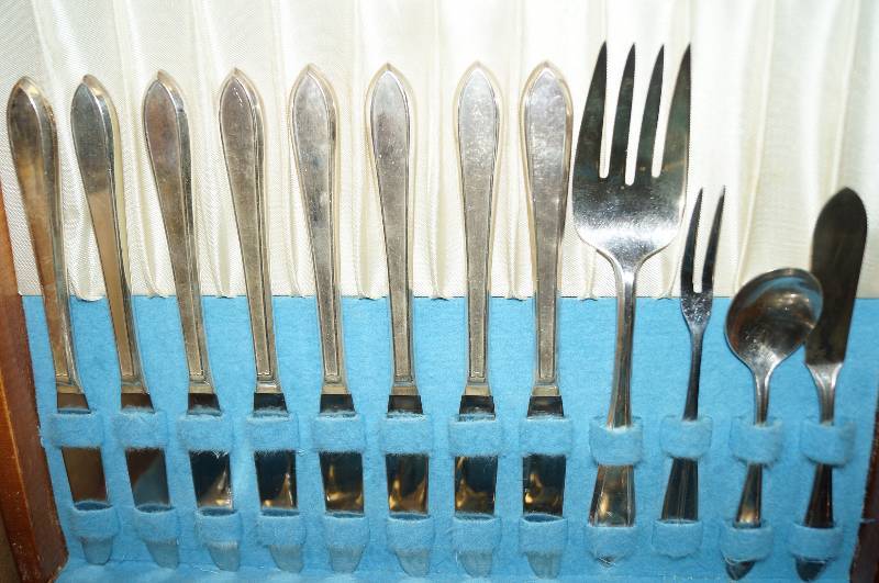 lot 4116 image: Large set of Rogers Silver Plate Silverware