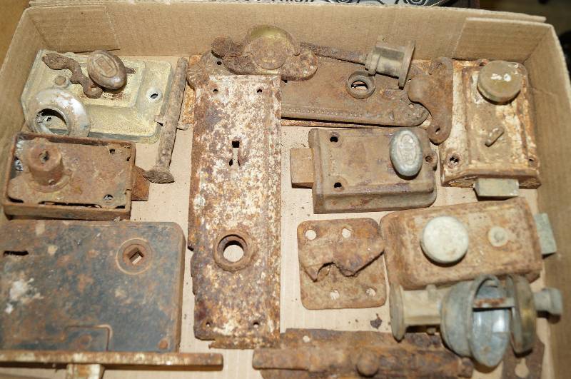 lot 4115 image: Full box of door latches