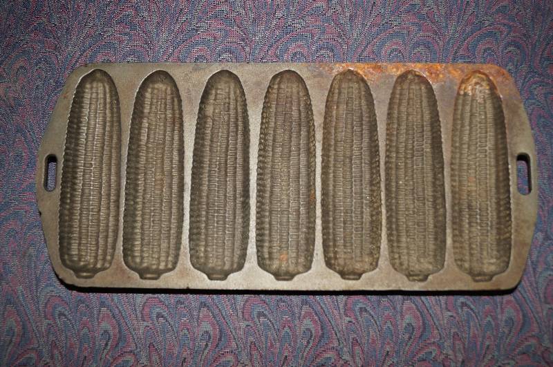 lot 4104 image: Cast iron corn bread pan