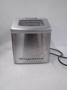 lot 39226 image: Frigidaire Ice maker Machine