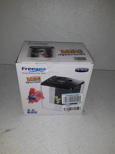 lot 41868 image: Free Sea Small Betta Fish Tank