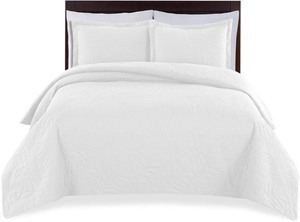 lot 2877 image: Wavva Premium King Oversized Coverlet Set, White