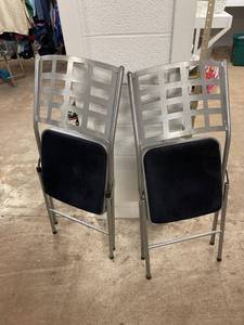 lot 58094 image: 2 metal folding chairs