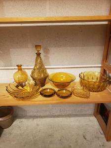 lot 58176 image: Lot of 9 Pieces Amber Glass