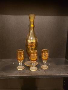 lot 58177 image: AmberGold Trimmed Decantur Set