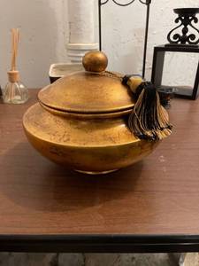 lot 58184 image: decorative 11 inch Anthony gold pot