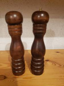 lot 58196 image: Set Wood SP Shakers