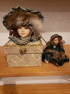 lot 58197 image: Lot 2 Porcela8n Dolls