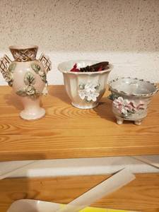 lot 58205 image: Lot of 3 Ceramic Flowered Decor