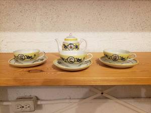 lot 58207 image: Teapot & CupsSaucers Set