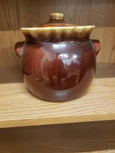 lot 58211 image: Hull USA Brown Drip Cookie JarBean Pot