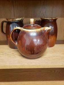 lot 58214 image: Hull USA Brown Drip 2-PitchersTeapot