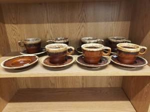 lot 58215 image: Hull USA Brown Drip Lot of 7 Cups8 Saucsers