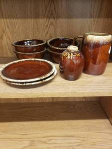 lot 58216 image: Lot of 8 Pieces Hull USA Brown Drip