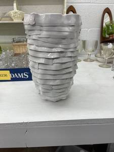 lot 58237 image: 11 inch white pot