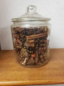 lot 58282 image: Large Glass Jar wLid