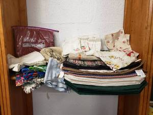 lot 58293 image: Lot of PlacematsNapkinsLinens