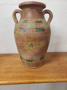 lot 58302 image: Decorative Pottery Vase