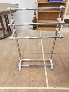lot 58304 image: Metal TowelClothes Rack