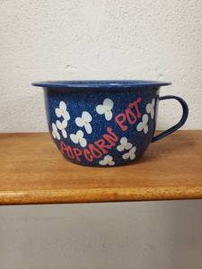 lot 58315 image: Graniteware Popcorn Pot