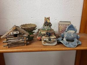 lot 58318 image: Lot of 6 Garden Themed Decor