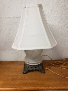 lot 58319 image: Small Table Lamp