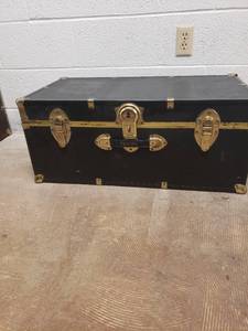lot 58322 image: Mercury Black Trunk