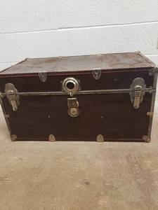lot 58324 image: Metal Trunk