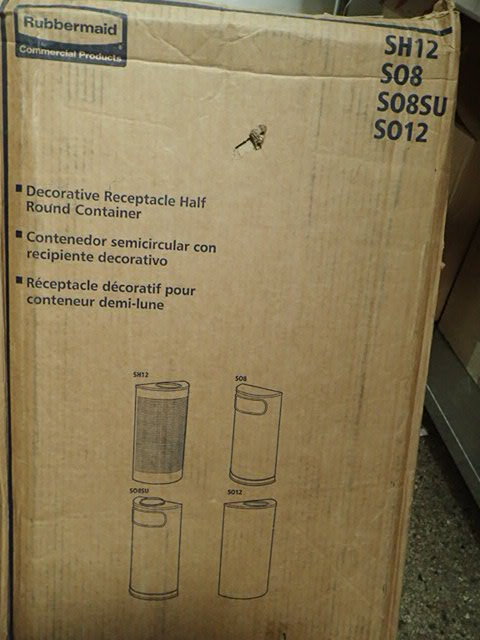 lot 1195 image: Rubbermaid Wastecan