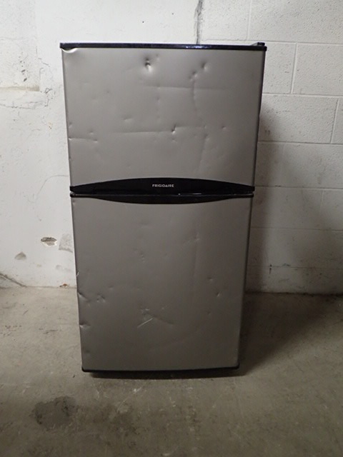 lot 1076 image: Frigidaire FFPS4533QM 22 Inch Compact Refrigerator