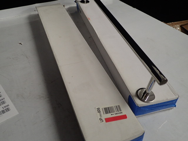 lot 1273A image: (2) Metal Towel Rack