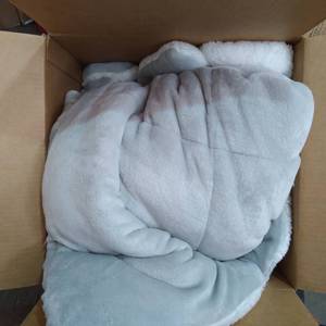 lot 10141 image: COMFORTER AND PILLOW COVER SET GREY FLEECE MATERIAL AND FUZZY ON OTHER SIDE 88�90 INCHES