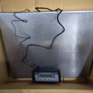 lot 31459 image: LARGE FLOOR DIGITAL SCALE