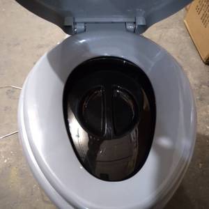 lot 31589 image: PORTABLE PLASTIC TOILET