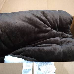 lot 31601 image: AMAZON BASICS FULL SIZE FLEECE AND FUR BLANKET DARK BROWN