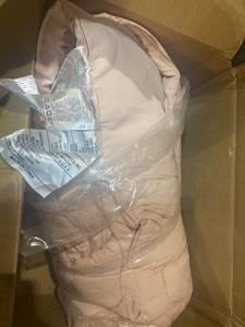 lot 31655 image: AMAZON BASICS LIGHT PINK COMFORTER SIZE 66 X 90 INCHES