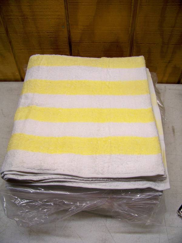 lot 523 image: 6 Bath Towels Bath Sheets