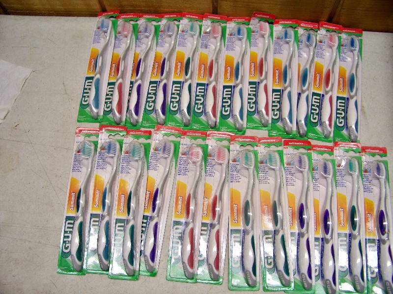 lot 571 image: 24 Gum Summit Soft Toothbrushes