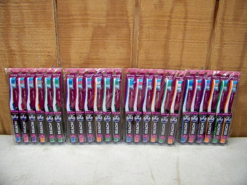 lot 569 image: 24 Reach Total Care  Floss Clean Toothbrushes