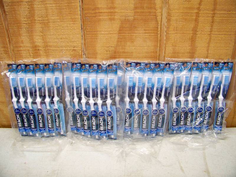 lot 578 image: 24 Reach Plaque Defense Advanced Design Toothbrushes