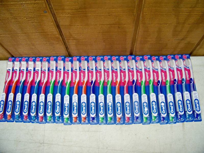 lot 580 image: 24 Oral B Complete ES Sensitive Toothbrushes