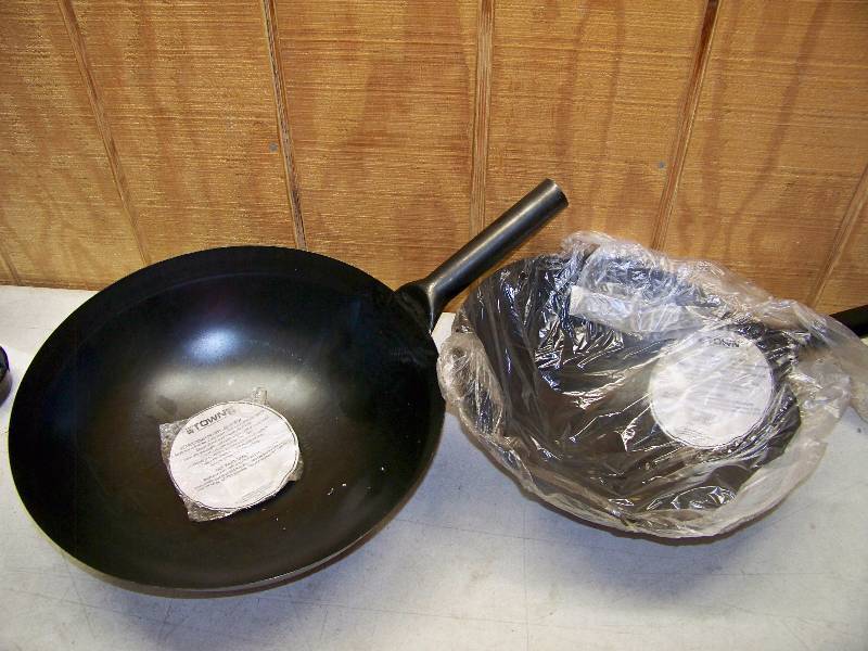 lot 612 image: Town Food Services Mandarin Style Woks