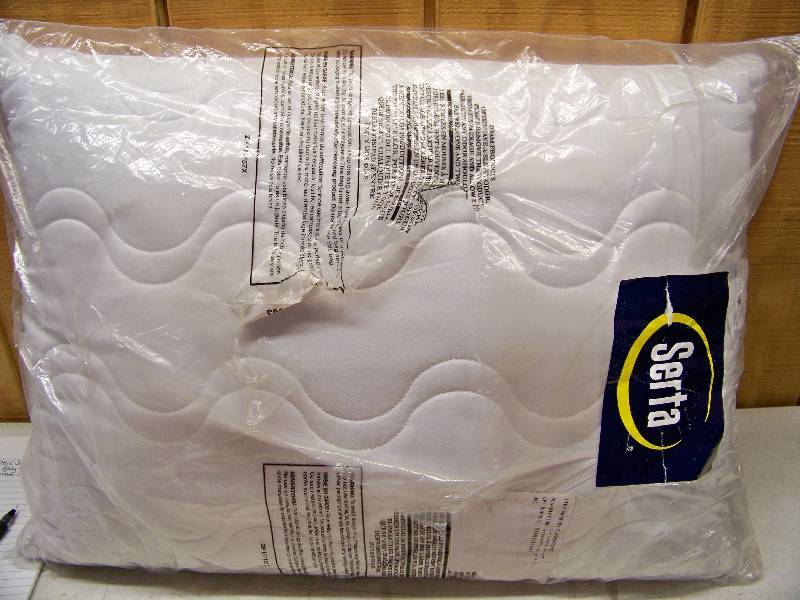 lot 623 image: Serta 2 in 1 Reversable Gel-Memory Foam Classic Pillow
