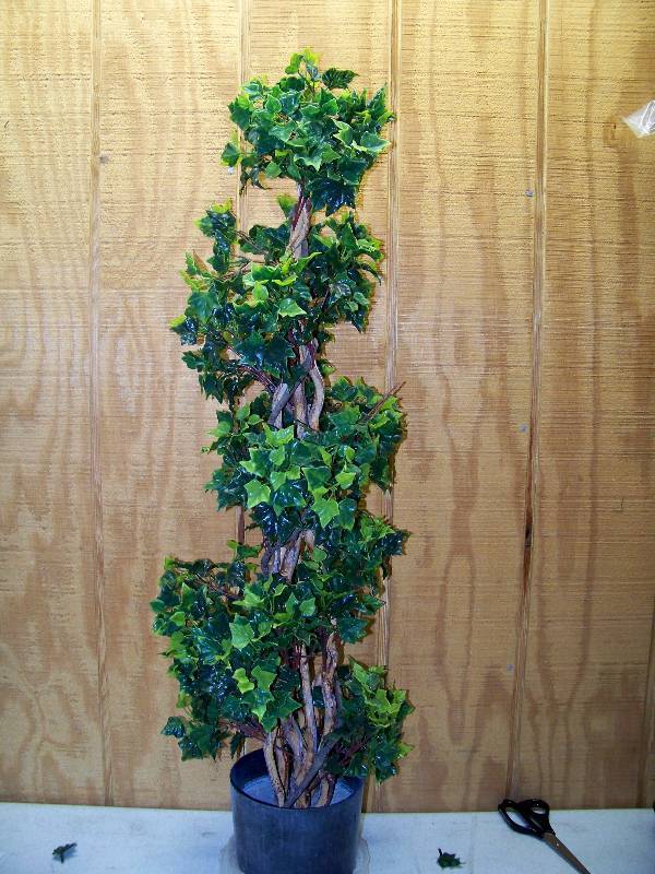 lot 639 image: Artifical Tree
