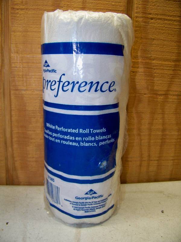 lot 660 image: 21 Rolls Preference Paper Towels
